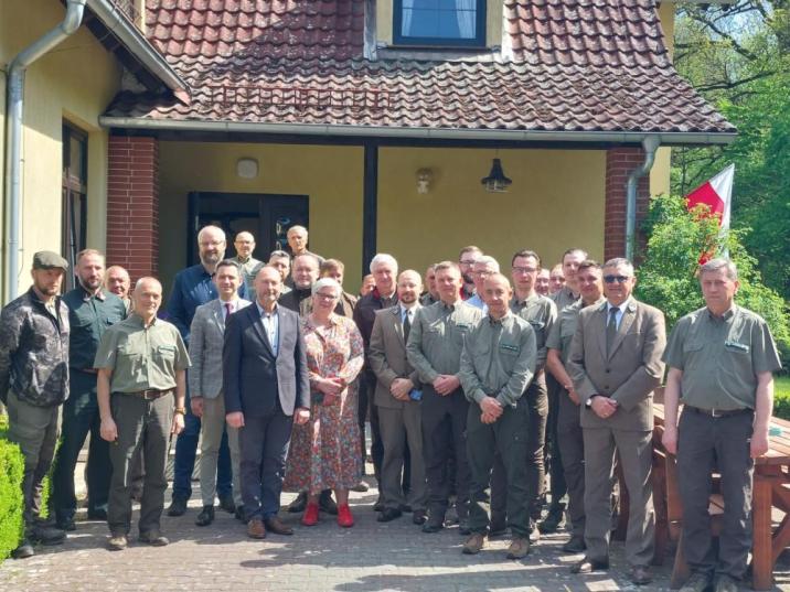Zdjęcie&#x20;przedstawia&#x20;uczestników&#x20;spotkania&#x20;sojących&#x20;razem
