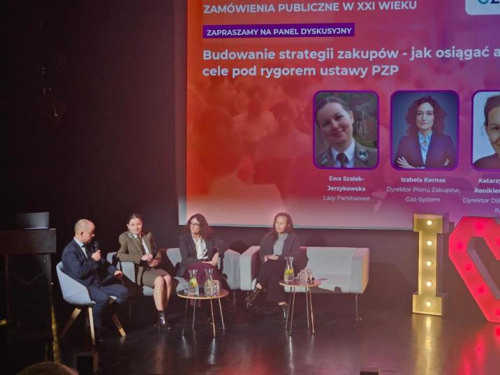 Zdjęcie przedstawia uczestników  debaty