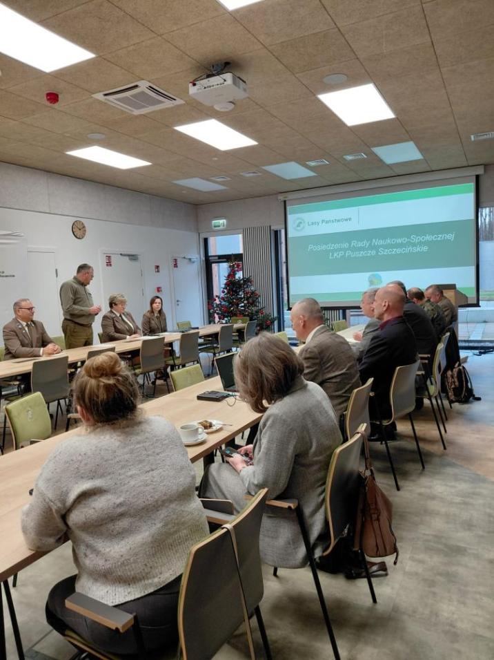 Zdjęcie przedstawia osoby siedzące przy stołach  biorące udział w spotkaniu Rady LKP